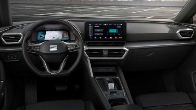 La Seat Leon e-Hybrid si può ricaricare con la Schuko normale in 6 ore o in 3,5 con un connettore Mennekes.