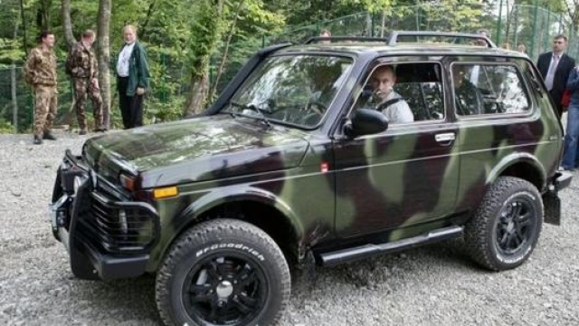 La Lada Niva dalle prestazioni offroad migliorate guidata dal presidente russo