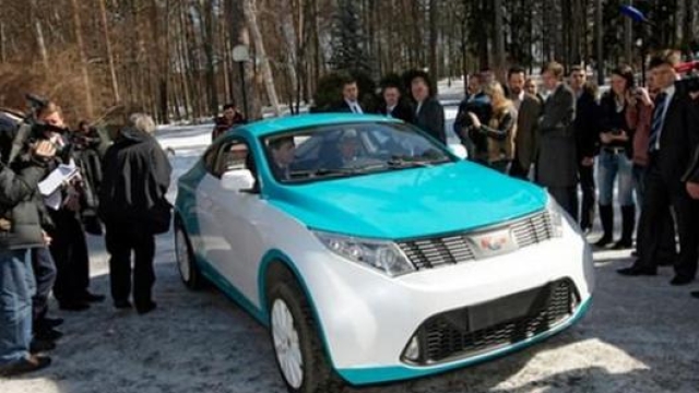 Putin al volante della Yo-Mobile, l'auto elettrica russa che non ha avuto molto fortuna