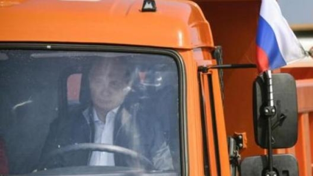 Putin alla guida di un camion Kamaz nel 2018 durante l’inaugurazione del ponte sullo stretto di Kerch