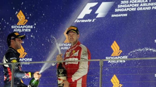 Ricciardo festeggia Vettel sul podio dopo la vittoria di Singapore cinque anni fa. Lapresse