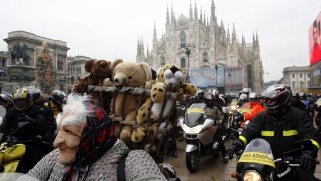 Il passaggio della Befana Motociclistica per piazza Duomo a Milano. Ansa