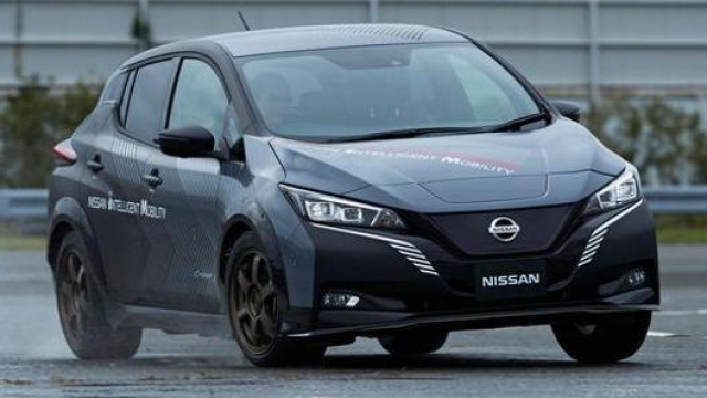 Una Nissan Leaf alla prova dell’asfalto bagnato