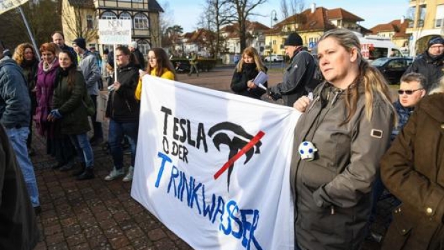 Alcuni residenti locali e ambientalisti protestano contro il consumo di acqua previsto per la fabbrica di auto elettriche Tesla