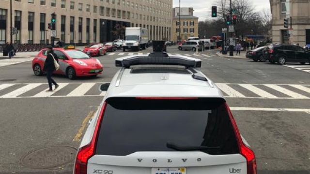Una vettura laboratorio di Uber in strada nella capitale statunitense. Afp
