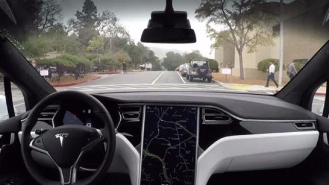 All’interno di una Tesla spicca l’enorme monitor centrale a sviluppo verticale