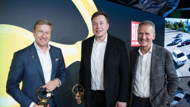 Oliver Zipse (Bmw), Elon Musk (Tesla) ed Herbert Diess (VW) alla premiazione del Golden Steering Wheel 2019