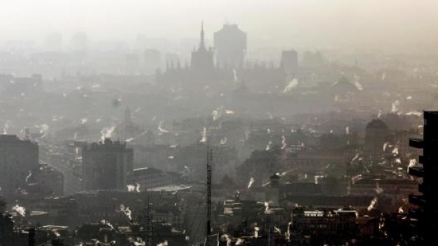 Milano nello smog delle prime giornate di gennaio 2020. Ansa