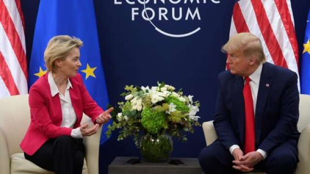 La presidente della Commissione Ue Ursula von der Leyen e il presidente Usa Donald Trump. Afp