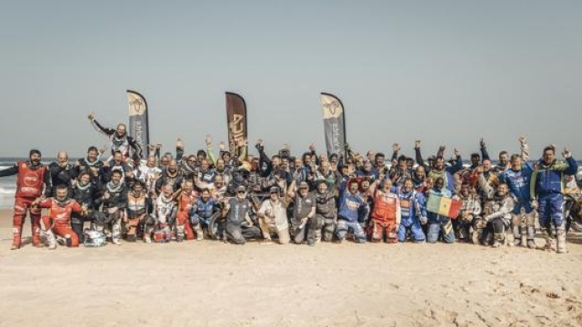 I piloti dell'Africa Eco Race alla i piloti alla partenza della speciale sul Lago Rosa