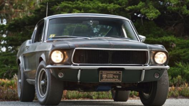 Tra le tante modifiche rispetto alla Mustang originale, la griglia anteriore scura