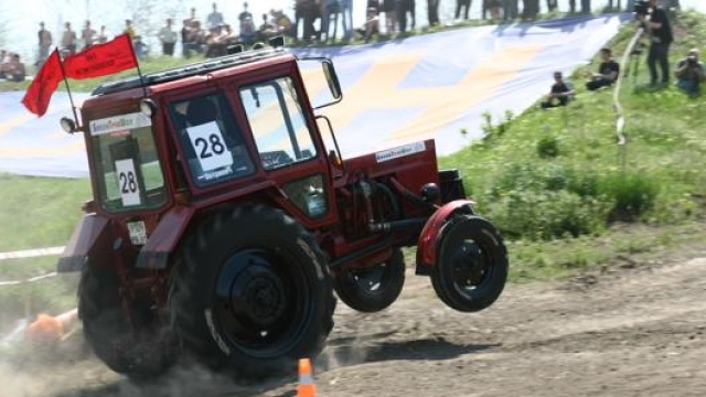 I trattori che partecipano al Bizon Track Show sono tutti prodotti dalla Mtz, azienda bielorussa specializzata in macchinari agricoli