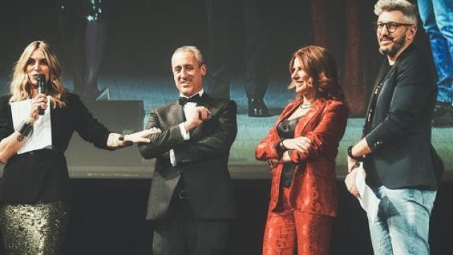 Gli organizzatori Francesco Agnoletto e Paola Somma insieme alla presentatrice Elenoire Casalegno e al comico Omar Fantini