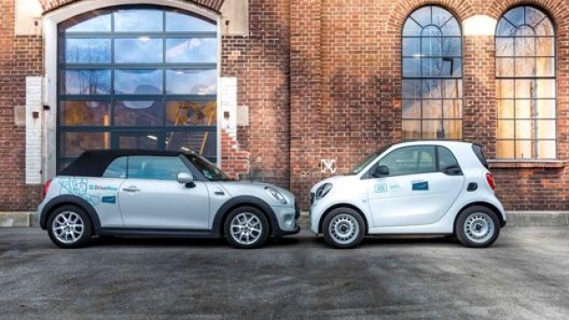 Le due auto simbolo del servizio, la Mini e la Smart