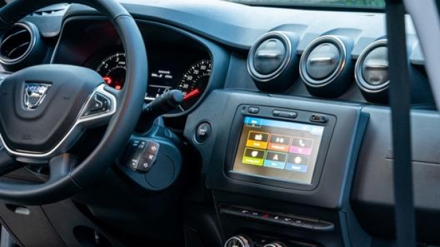 Lo schermo tattile dà accesso al sistema multimediale Dacia Media Navi