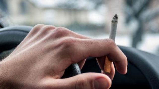 Il nuovo Codice delle Strada prevede il divieto di fumo per chi guida un veicolo