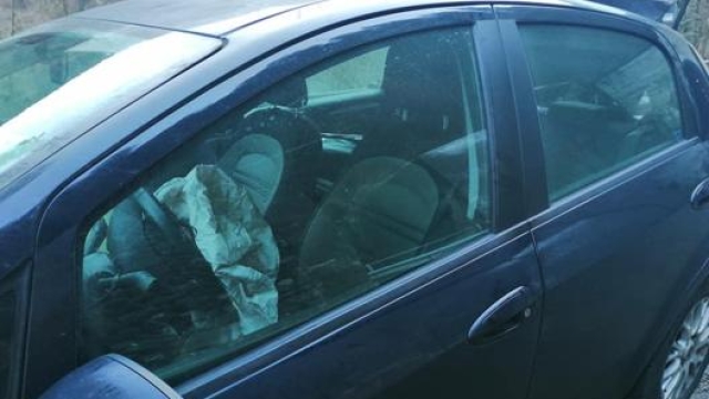 La foto dell’auto con gli airbag esplosi postata sul profilo del sindaco Pietro Orrù