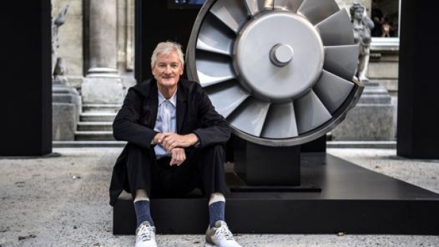 L’imprenditore James Dyson posa accanto alla ricostruzione di uno dei suoi celebri motori elettrici