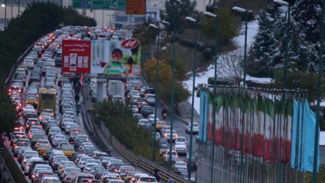 Un ingorgo lungo un’autostrada a Teheran lo scorso novembre. Epa