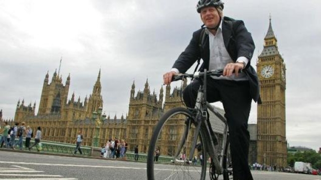 Boris Johnson in bicicletta sul Westminster bridge