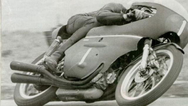 Tarquinio Provini in azione su Benelli 250 GP - fu la prima moto da corsa al mondo ad utilizzare i freni a disco