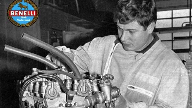 Il grande meccanico Giancarlo Cecchini allora ventenne al lavoro sui motori Benelli da corsa, oggi a 80 anni è ancora nel motomondiale come patron del team Snipers in Moto 3 che fa correre Tony Arbolino