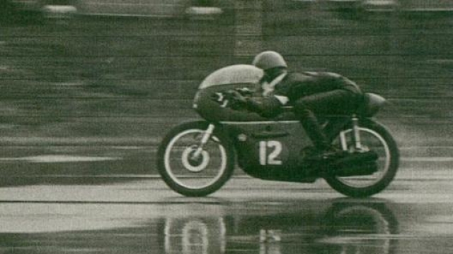 Tarquinio Provini nel 1965 vince con la Benelli 250 sul circuito di Monza