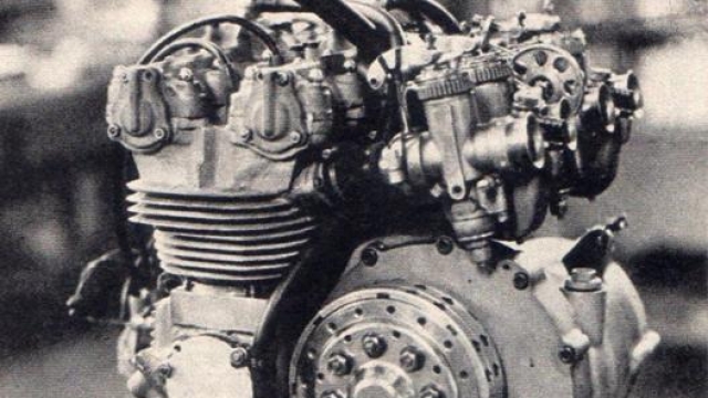 Il motore 250GP della Benelli sul cavalletto per la manutenzione
