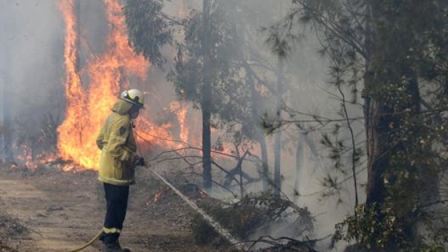 Un pompiere impegnato nella lotta gli incendi in Australia. LaPresse