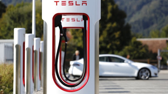 Una stazione di ricarica Tesla Supercharger