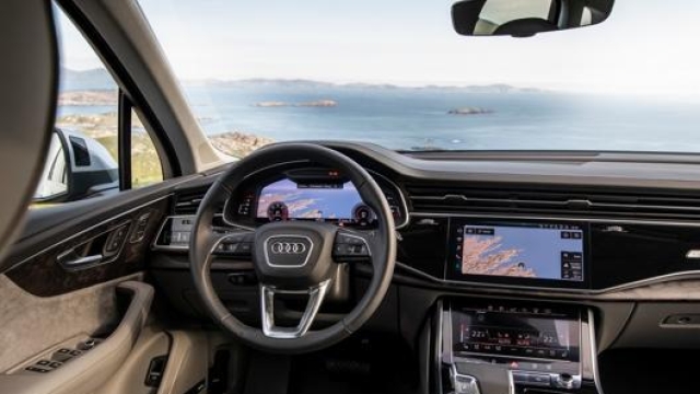 Profondamente rinnovati gli interni del Suv Audi Q7, grande peso assume la strumentazione digitale