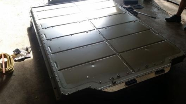 Il pacco batterie da 85 kWh di una Tesla Model S smontato dal proprietario, che ha pubblicato la foto su forum Tesla Motors Club
