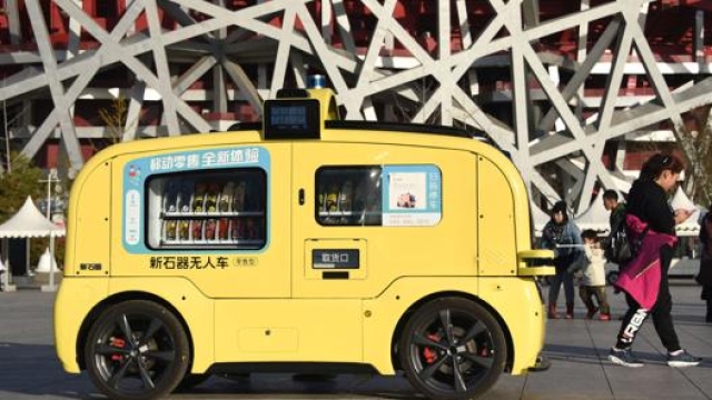 Un veicolo a guida autonoma di Neolix, usato in questo caso per vendere snack in luoghi pubblici