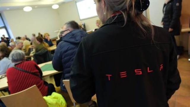 Un incontro pubblico organizzato da Tesla a Berlino per discutere il progetto Giga Berlin con la cittadinanza