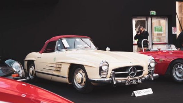 Una Mercedes 300 SL Roadster del 1967, venduta per oltre 764.000 euro