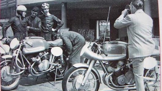 Monza 1952. Il Conte Domenico Agusta in versione cineoperatore filma i suoi piloti Leslie Graham, Cecil Sandford e Bill Lomas
