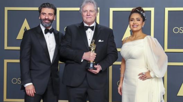 Donald Sylverster con l’Oscar vinto per il migliore montaggio sonoro tra gli attori Oscar Isaac e Salma Hayeck. Epa