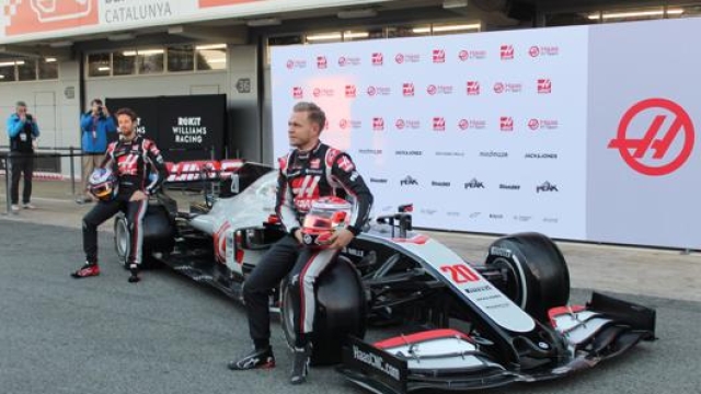 Grosjean (a sin) e Magnussen sulla nuova Haas a Montmelo’