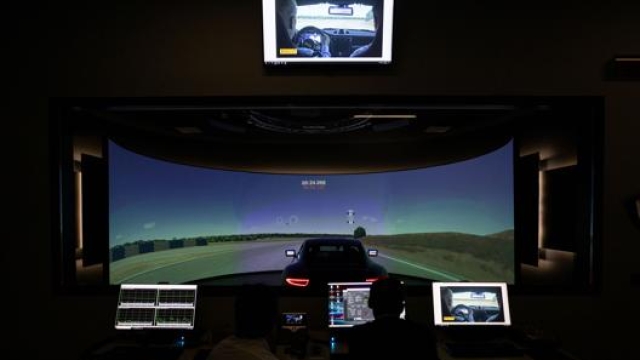Il simulatore prevede uno schermo cilindrico con un’estensione di 210 gradi