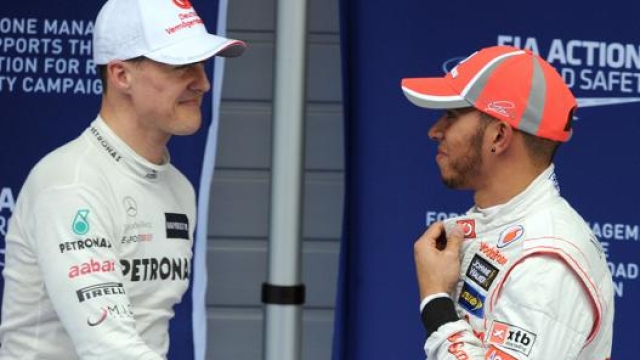 Da sinistra Michael Schumacher e Lewis Hamilton al GP della Cina 2012: il tedesco ha vinto 7 volte il Mondiale di F.1, il britannico 6. AFP