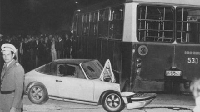 La corsa della Porsche bianca terminò in piazza Slavija, contro un tram che la polizia aveva sistemato appositamente per bloccare la strada al “Fantasma”.