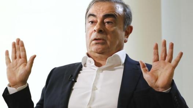 Carlos Ghosn, 65 anni, chiede un risarcimento di 15 milioni di euro. AP