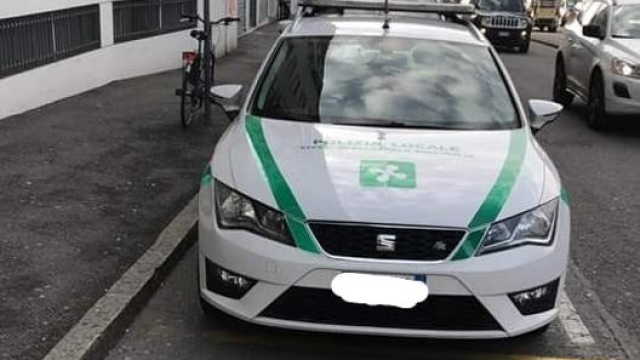 La foto dell’auto parcheggiata postata su Facebook da Giovanni Manzoni
