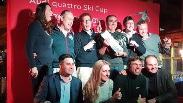 Kristian Ghedina insieme ai partecipanti della Ski Cup