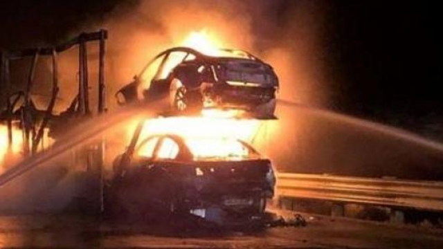 L'incendio di alcune Tesla su una bisarca (foto dei pompieri della contea di Elko pubblicata dal locale Elko Daily Free Press)