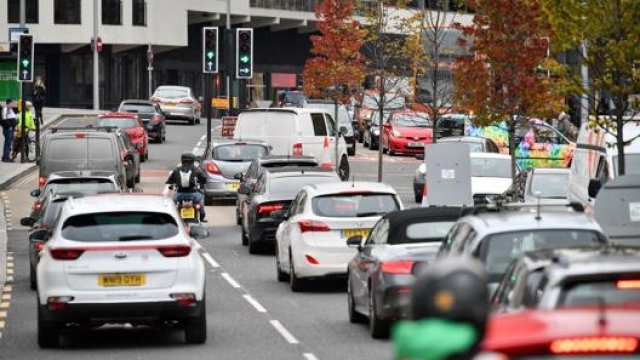 Il governo britannico ha imposto a diverse città l’istituzione di aree a traffico limitato