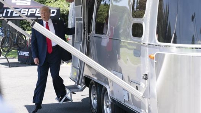 Donald Trump in visita alla fiera Made in America che si è svolta a Washington DC lo scorso luglio. Epa