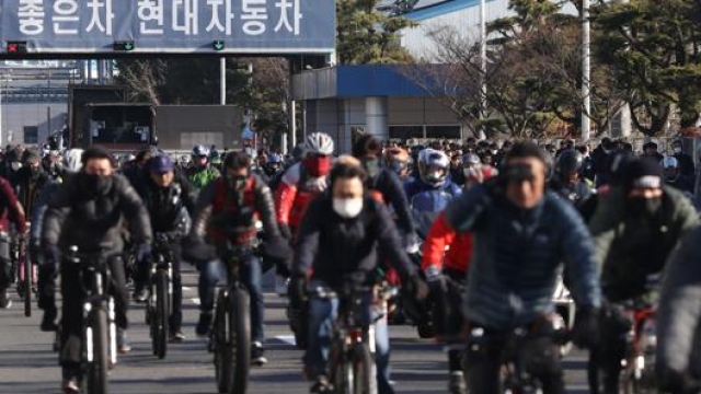 Lavoratori all’uscita dello stabilimento Hyundai di Ulsan in Corea del Sud. Afp