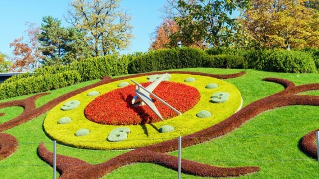 Il  suggestivo Orologio Fiorito nel Jardin Anglais