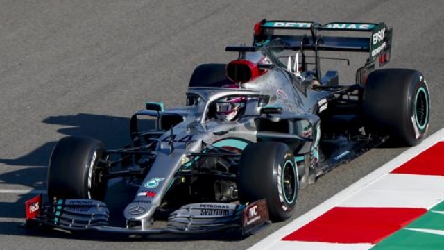 Lewis Hamilton in azione a Montmeló. Ap